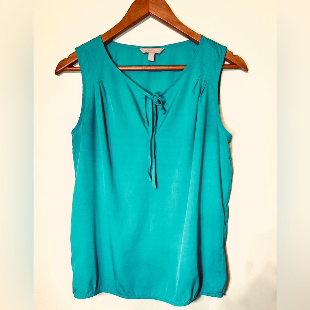 Banana Republic EUC Vibrant Green Sleeveless Blouse